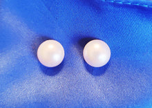 Load image into Gallery viewer, Unisex Pearl Collar Pin
